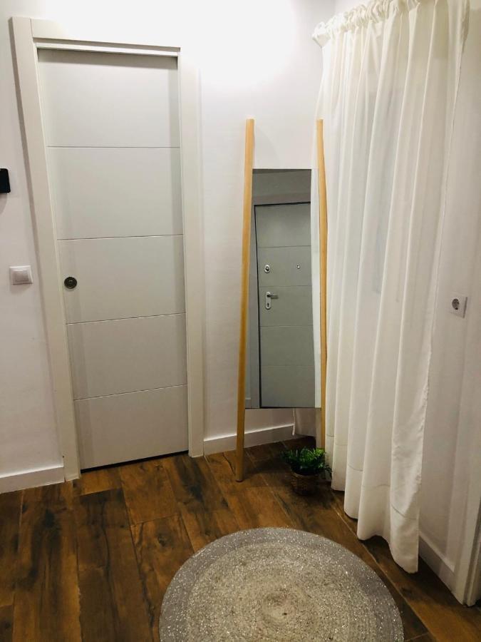 Petit Apartment Los Remedios Sevilla Bagian luar foto
