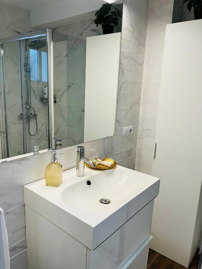 Petit Apartment Los Remedios Sevilla Bagian luar foto